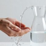 Gouttes d'eau cristalline symbolisant la pureté et la qualité